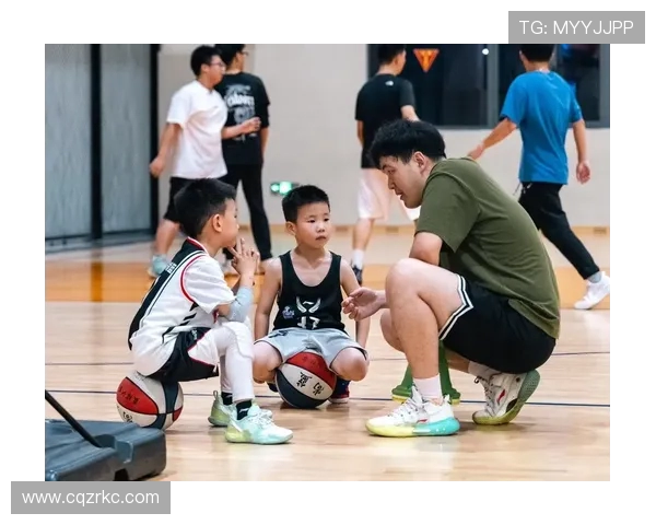 以篮球为纽带探索团队合作与青春奋斗的激情故事