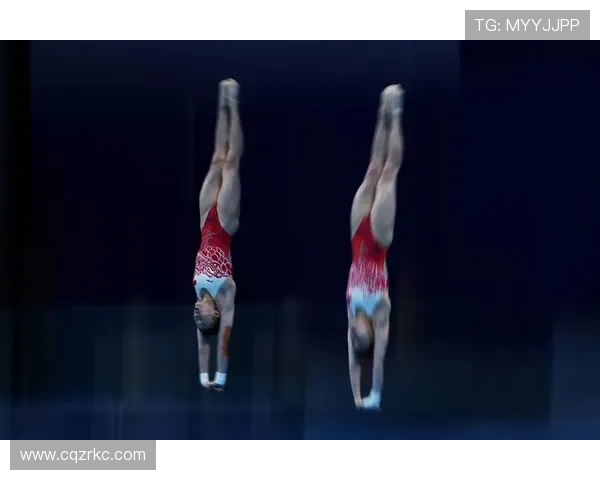 从高空跃入水花之间探寻跳水运动的力量美感与心灵震撼